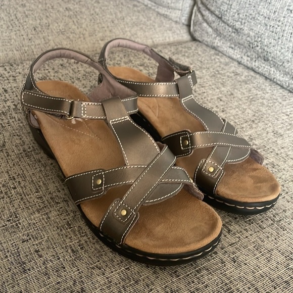 Clarks Collection Hayla Flute Gold Leather Sandal Wedge Size US 11 - Picture 1 of 13